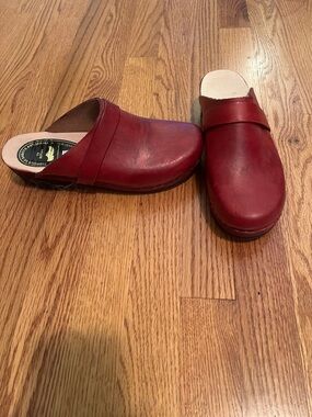 Ty Botou Cuir du Voyageur red clogs
